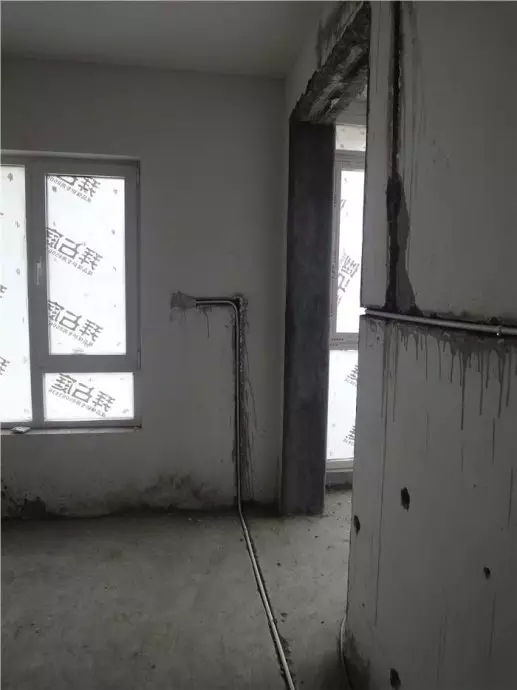 线管从门洞边穿过