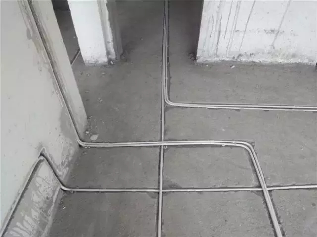 线管尽量平行施工