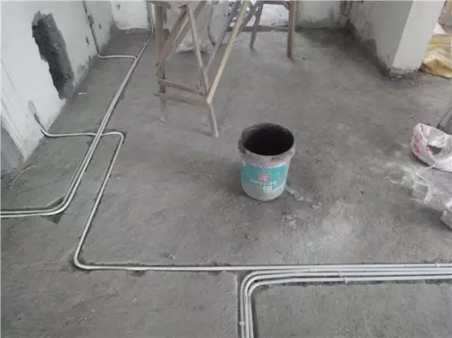 转弯处接头尽量错开