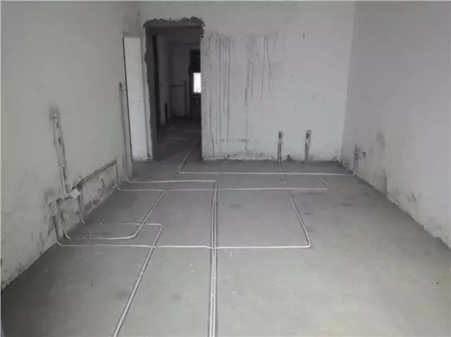 管上墙处弯头要有弧度