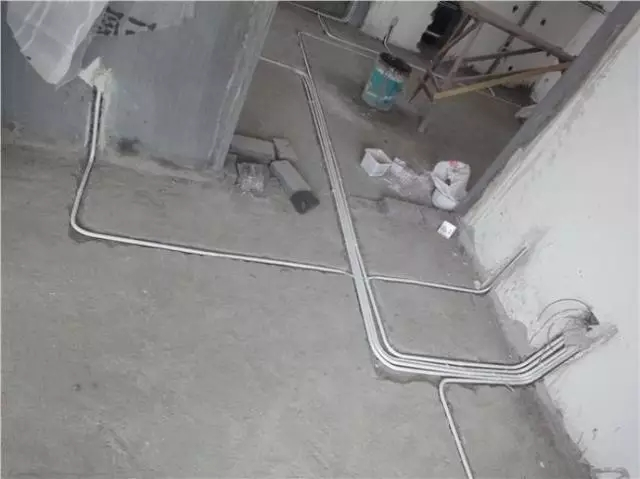 连接隔壁两间房的线管